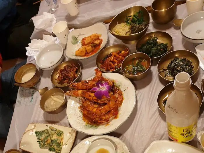 나무로 된 인테리어와 따뜻한 조명