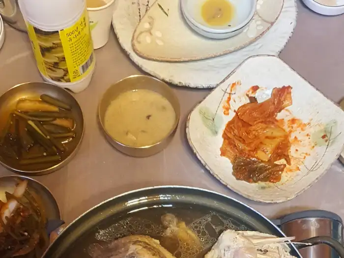 정갈하게 차려진 한정식 반찬들