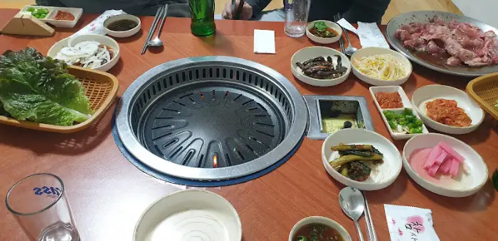 태을갈비 테이블 풍경 - 숯불 위에서 익어가는 갈비와 쌈 채소