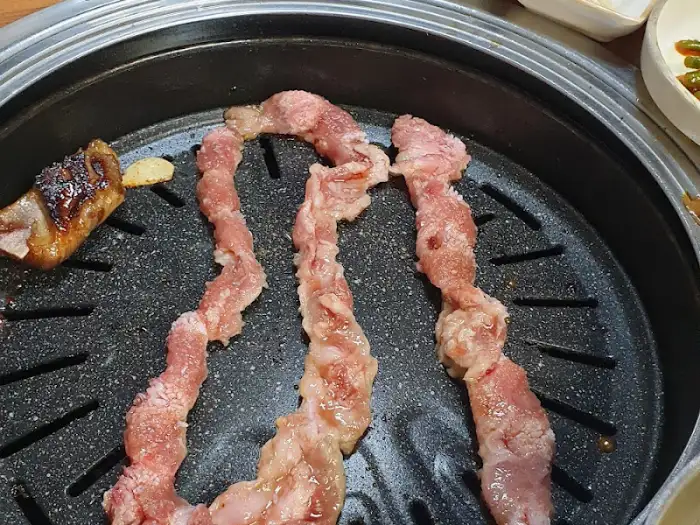 태을갈비 반찬 - 신선한 나물 무침과 쌈무