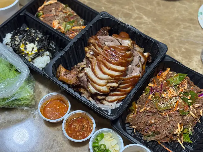 포장 구성의 족발, 쟁반국수, 주먹밥