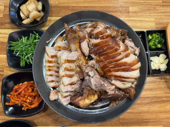다양하게 플레이팅된 족발과 곁들임 찬