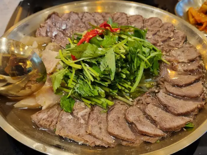 푸짐하게 담긴 수육과 채소