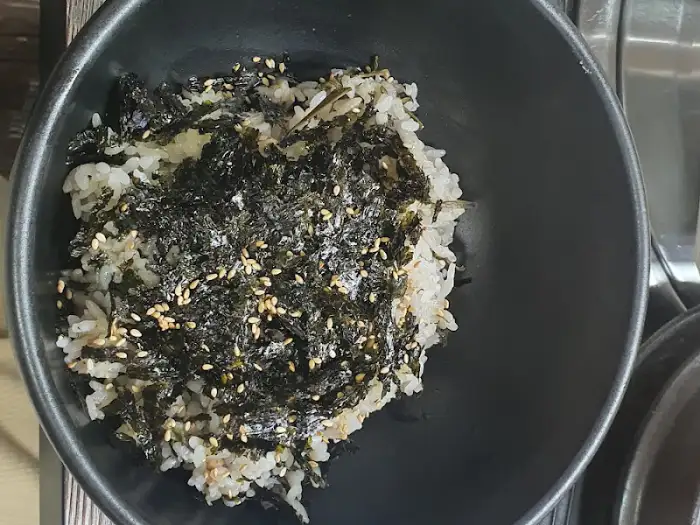김과 깨가 뿌려진 연잎밥