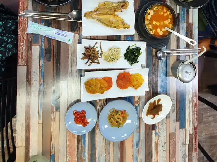 다양한 반찬과 찌개가 담긴 정갈한 상차림