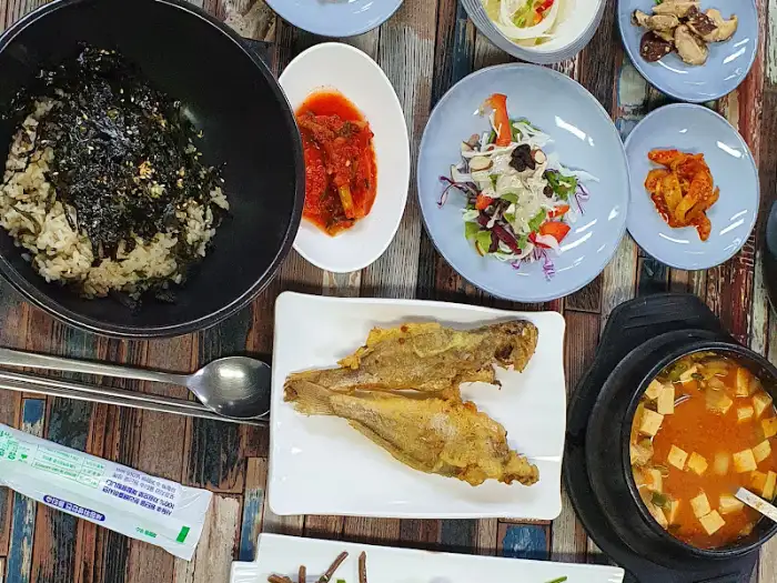 밥과 함께 나온 다양한 반찬들
