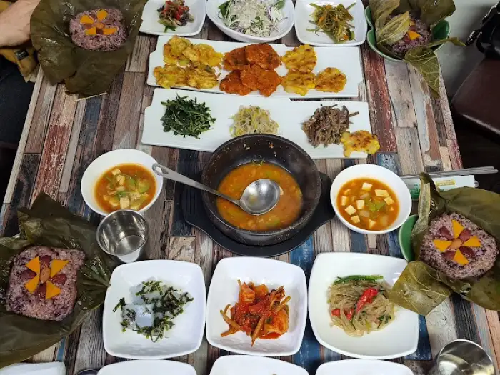 연잎밥 위에 올라간 고명과 곁들임 음식들