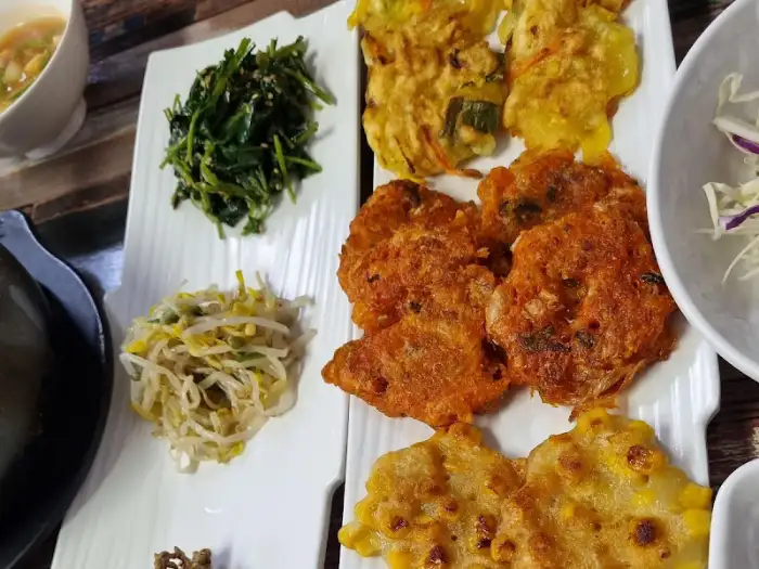 김치전과 녹색 나물 반찬
