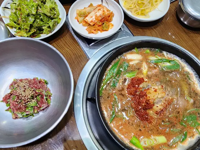육회비빔밥과 찌개, 반찬 세팅