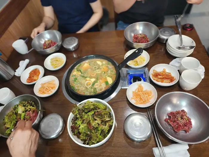 테이블에 놓인 다양한 음식들