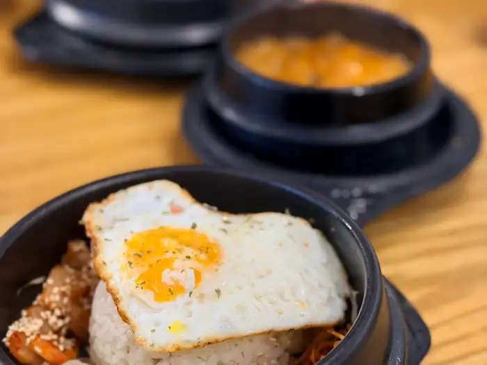 계란 프라이가 올라간 밥