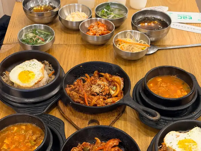 다양한 반찬이 차려진 테이블