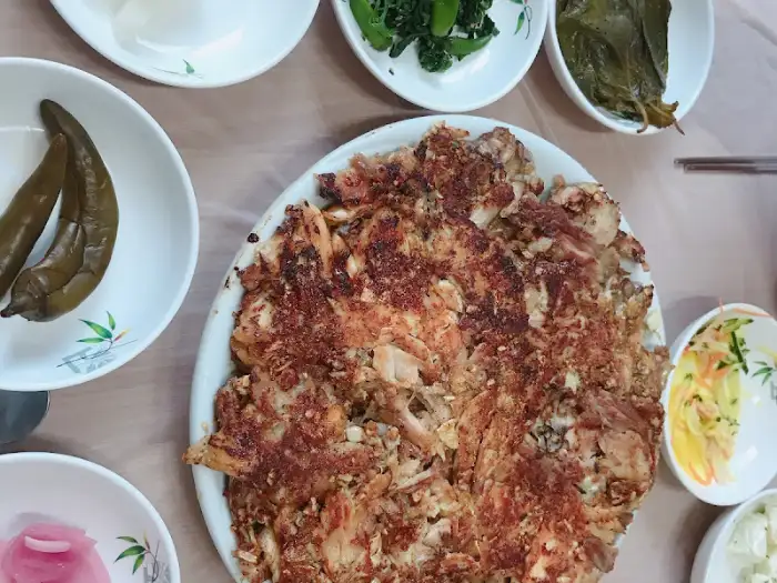 푸짐하게 차려진 촌닭양념구이와 다채로운 밑반찬