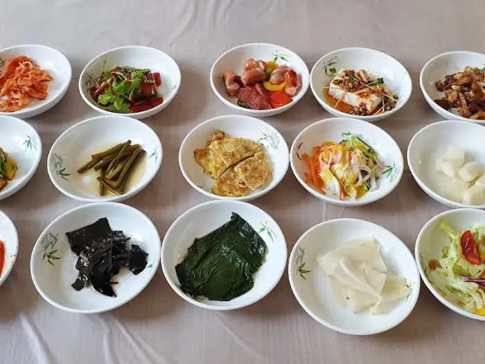 정갈하게 차려진 밑반찬들 2