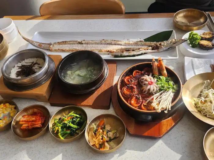 갈치 조림, 뼈국, 솥밥, 반찬