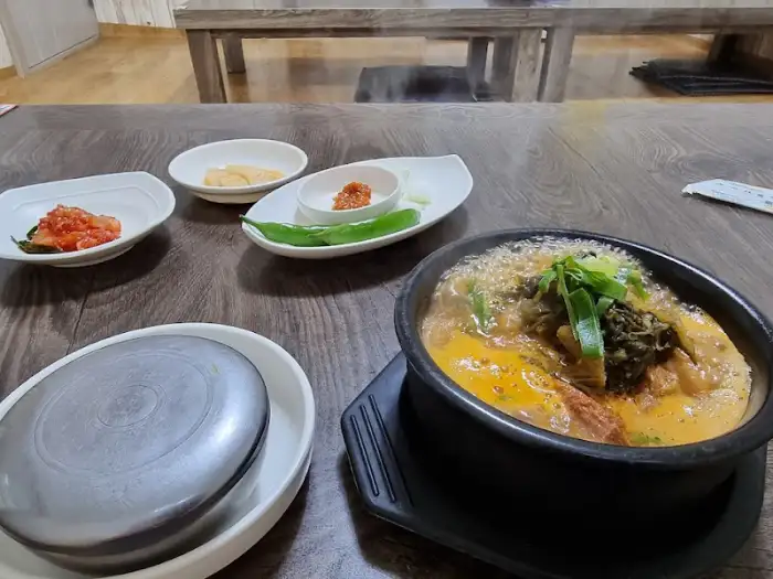 등뼈국 뚝배기