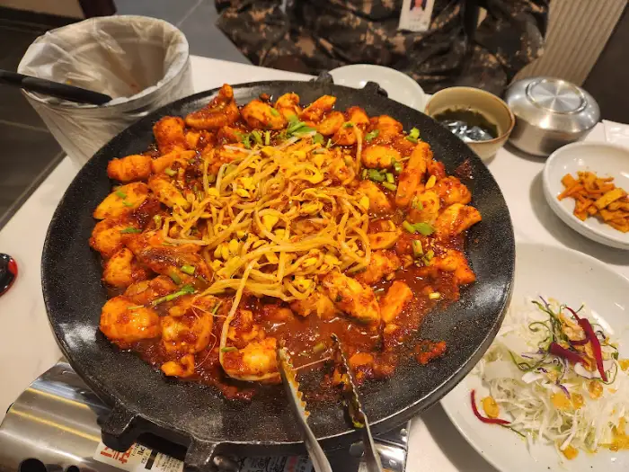 철판 위에서 조리되고 있는 메인 요리