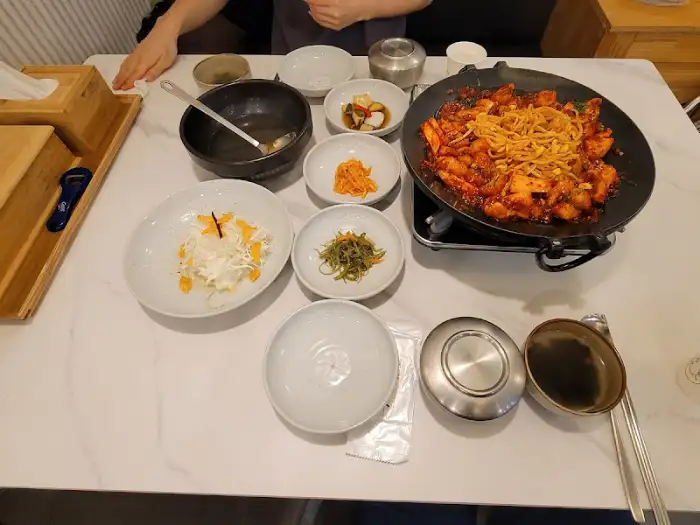 테이블 전체의 모습, 메인 요리와 다양한 반찬