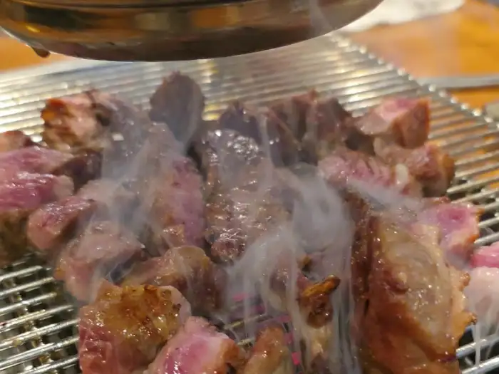 숯불 위에서 맛있게 익어가는 양꼬치