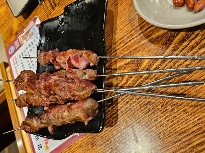 잘 구워진 양꼬치 꼬치들