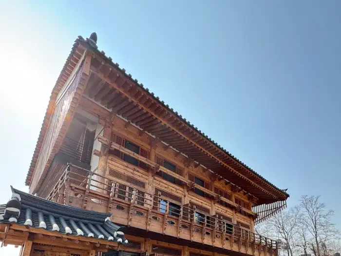 청주 한옥 서재 카페 외관 (부분 확대, 나무 기둥과 지붕 디테일)