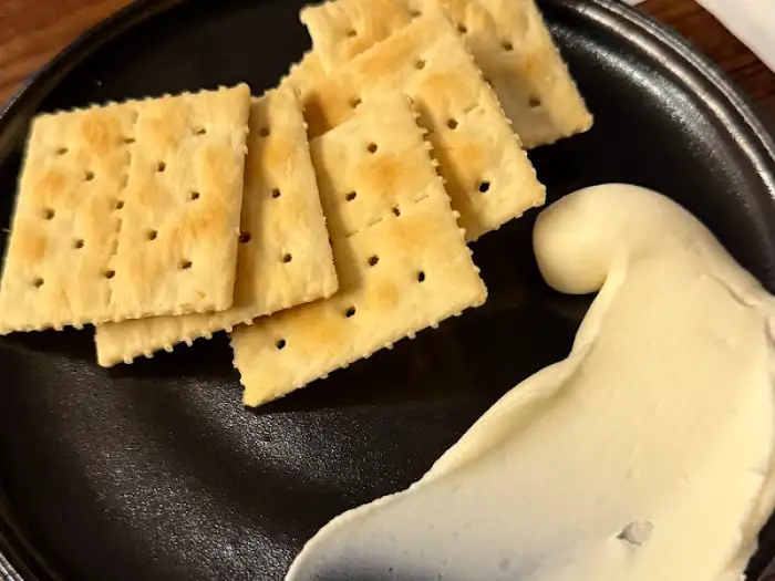 웰컴 푸드: 토마토, 수제 크림치즈, 크래커