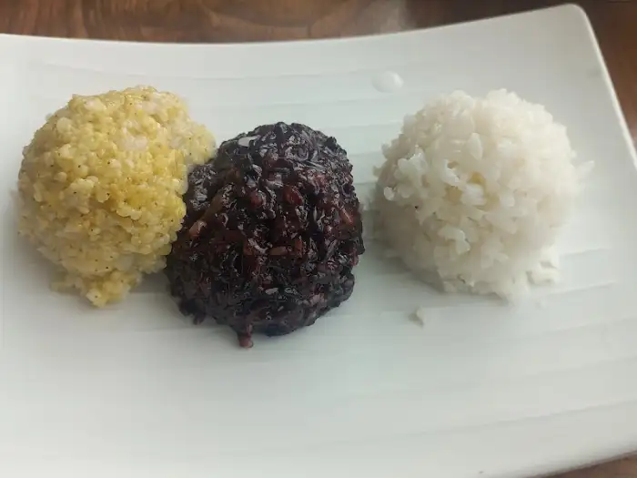 흰밥, 흑미밥, 차조밥이 담긴 접시