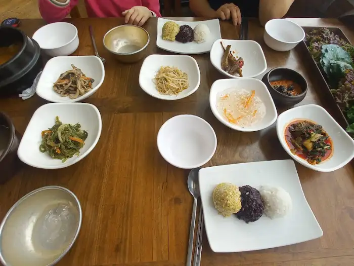 다양한 반찬이 놓인 식탁 풍경