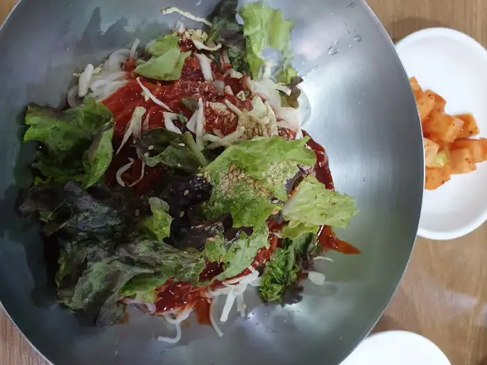다채로운 채소가 올라간 비빔국수