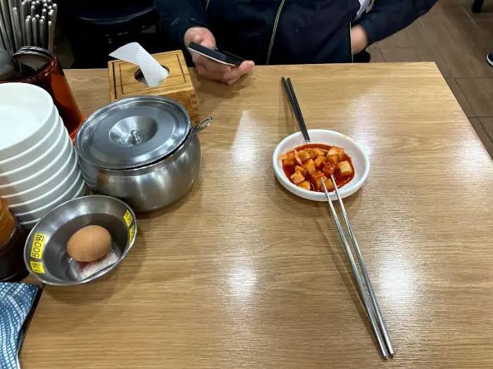식탁 위의 깍두기