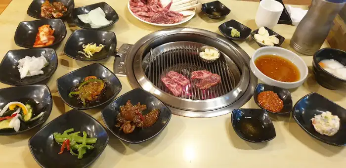 불판 위에서 맛있게 익어가는 삼겹살
