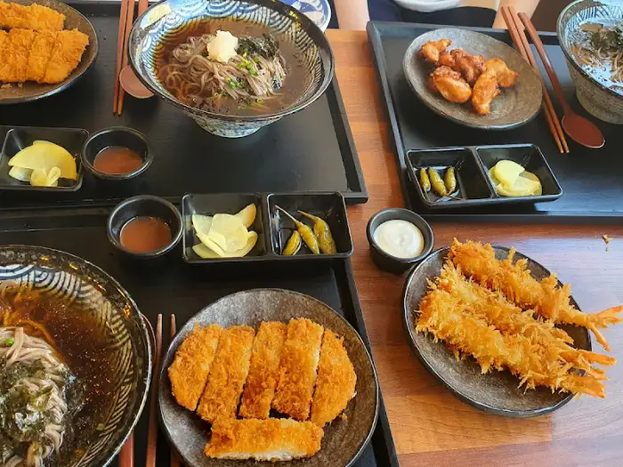 다양한 메뉴가 함께 나온 식탁