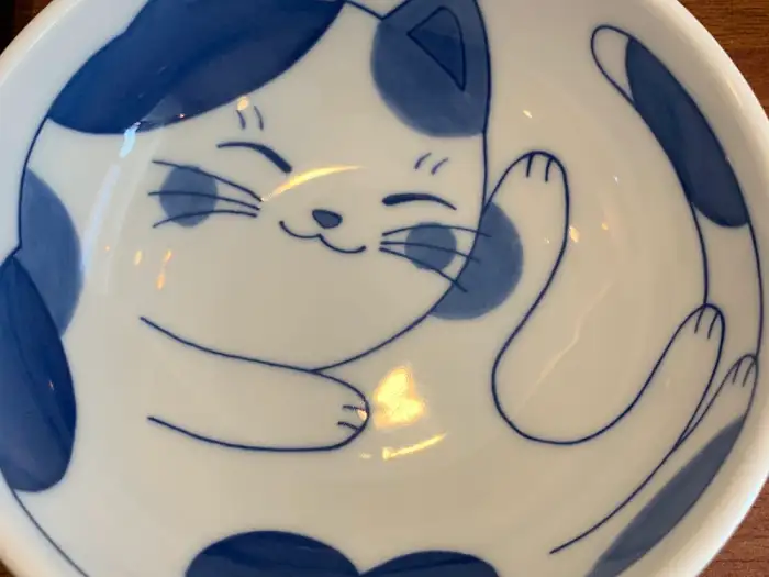 귀여운 고양이 그림이 그려진 그릇