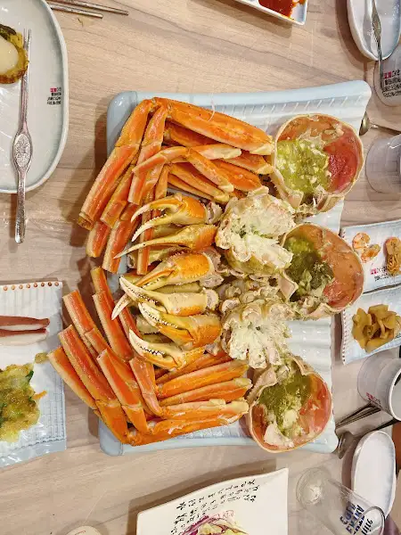 붉은 홍게찜이 듬뿍 담긴 접시