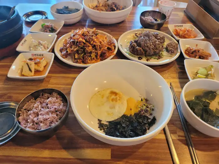 테이블에 차려진 다양한 음식들