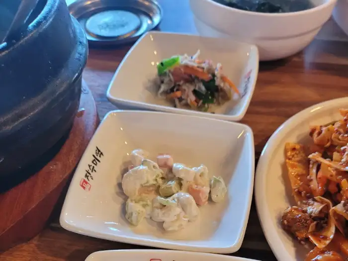 밑반찬으로 나온 샐러드와 무침