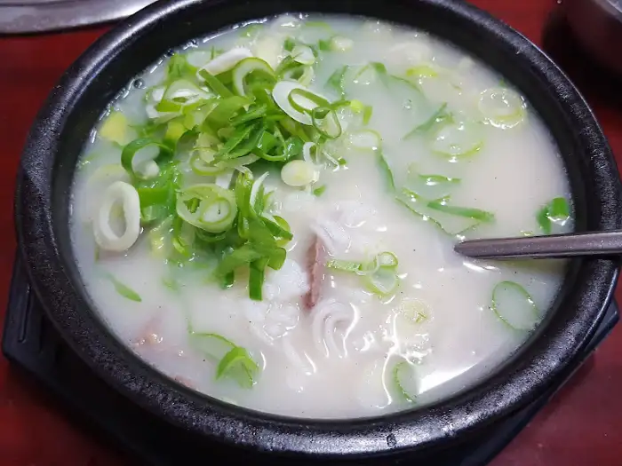 뽀얀 설렁탕 국물과 고기, 파 고명