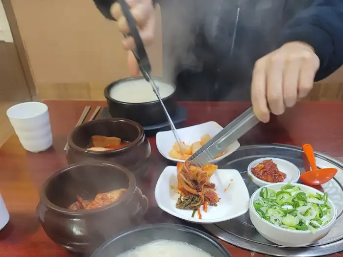 설렁탕과 함께 나온 깍두기, 겉절이, 파