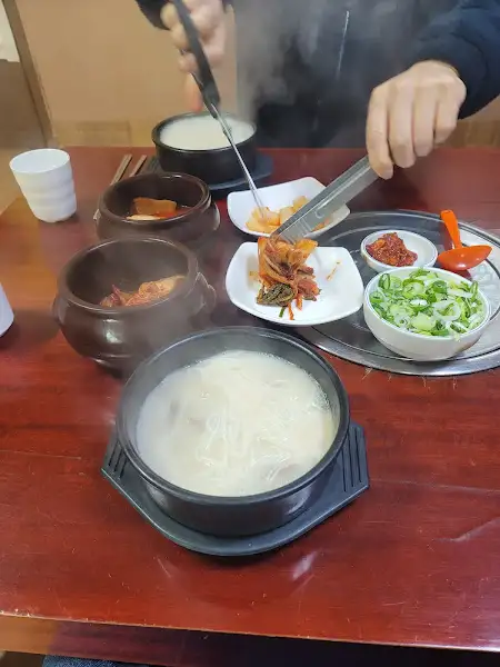 뜨거운 김이 올라오는 설렁탕
