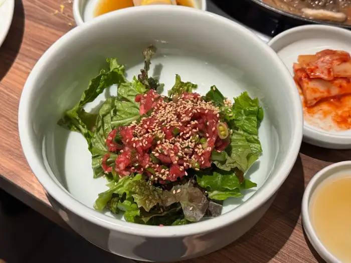 하선집 육회비빔밥의 신선한 재료 모습