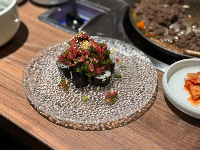 하선집 육회비빔밥 위에 올려진 육회와 채소