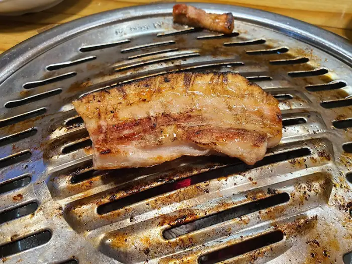 숯불 위에서 익어가는 삼겹살