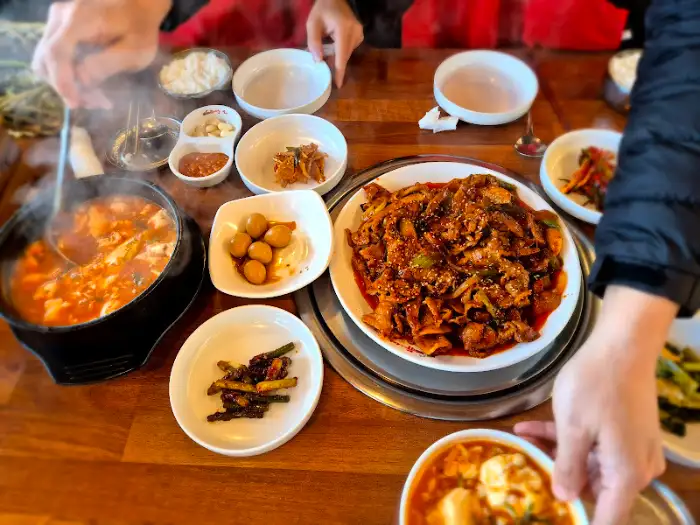 푸짐하게 차려진 한상차림