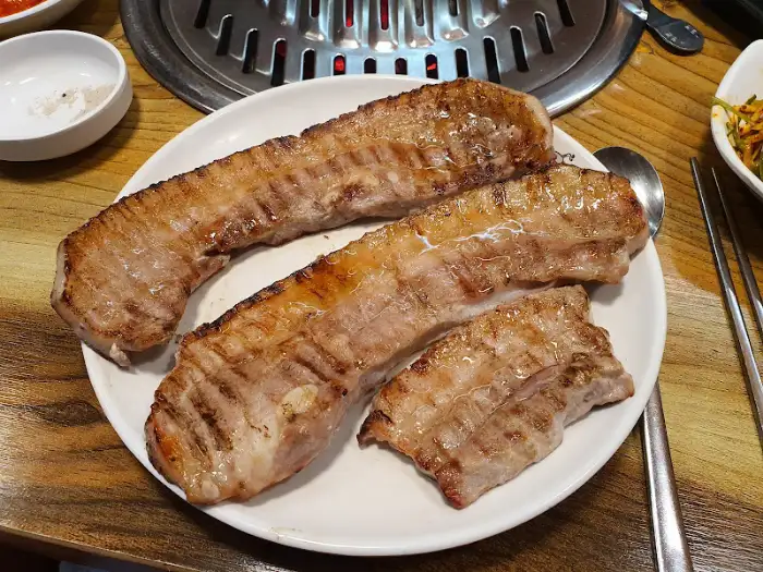 잘 구워진 두툼한 삼겹살