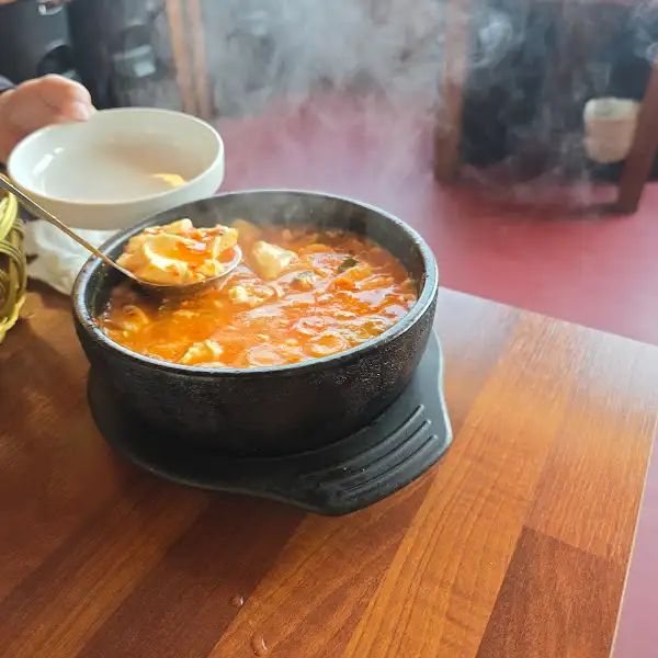 김이 모락모락 나는 순두부찌개