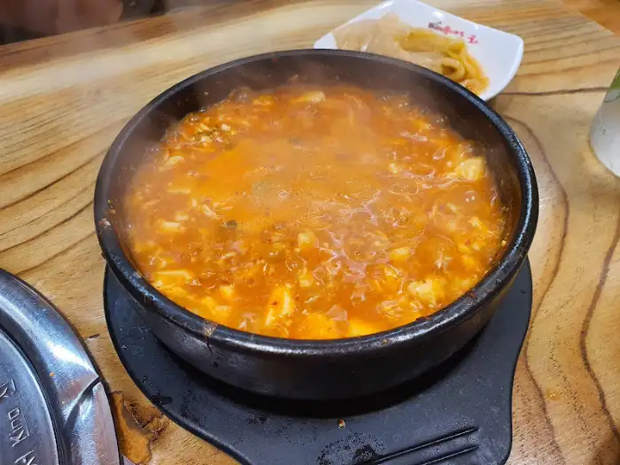 따뜻하게 끓고 있는 순두부찌개