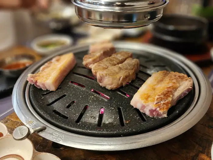 불판 위에서 익어가는 삼겹살