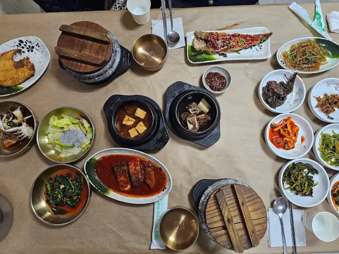 푸짐하게 차려진 돌솥밥 정식 한상차림