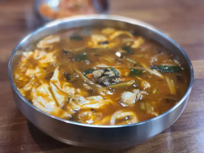 얼큰 칼국수 그릇 전체 모습