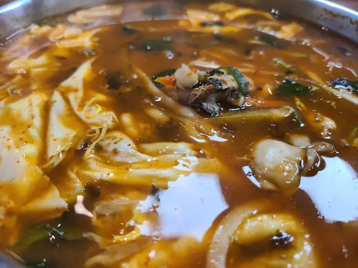 얼큰 칼국수 국물과 면발